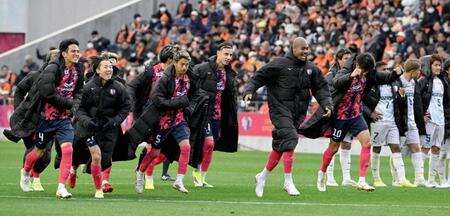 　清水とのＰＫ戦を制し、駆け出すＣ大阪イレブン