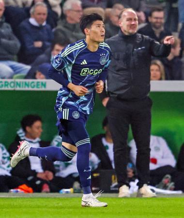 　フローニンゲン戦の後半、途中出場するアヤックスの冨安＝フローニンゲン（共同）