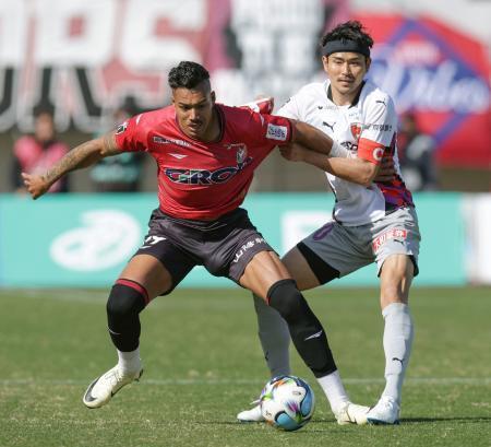 　岡山-京都　後半、競り合う岡山・ルカオ（左）と京都・鈴木＝ＪＦＥス