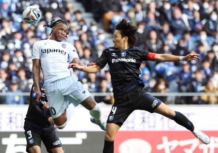 　後半、競り合う長崎・マテウスジェズス（左）とＧ大阪・中谷