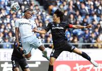 　後半、競り合う長崎・マテウスジェズス（左）とＧ大阪・中谷