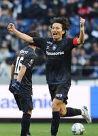 　後半、同点ゴールを決め、喜ぶＧ大阪・中谷