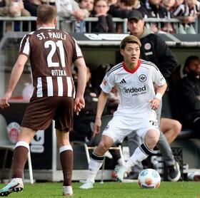 　ザンクトパウリ戦でプレーするＥフランクフルトの堂安（右）＝ハンブルク（共同）