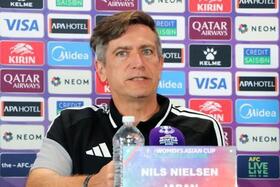 　記者会見するサッカー女子日本代表のニールセン監督＝９日、パース（共同）