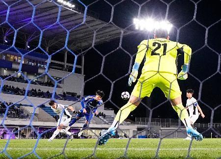 　町田-江原　前半、先制ゴールを決める町田・中村（左から２人目）＝Ｇスタ