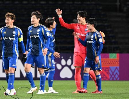 江原に勝利し喜ぶ町田イレブン