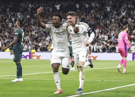 ハットトリックを達成し、駆け出すレアル・マドリードのバルベルデ。左はビニシウス（ロイター＝共同）