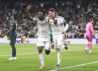 ハットトリックを達成し、駆け出すレアル・マドリードのバルベルデ。左はビニシウス（ロイター＝共同）