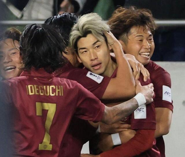 後半、同点ゴールを決めて喜ぶ大迫（右から２人目）ら