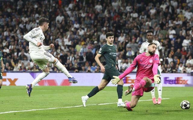 ハットトリックとなるゴールを決めるレアル・マドリードのバルベルデ（左）＝ロイター＝共同