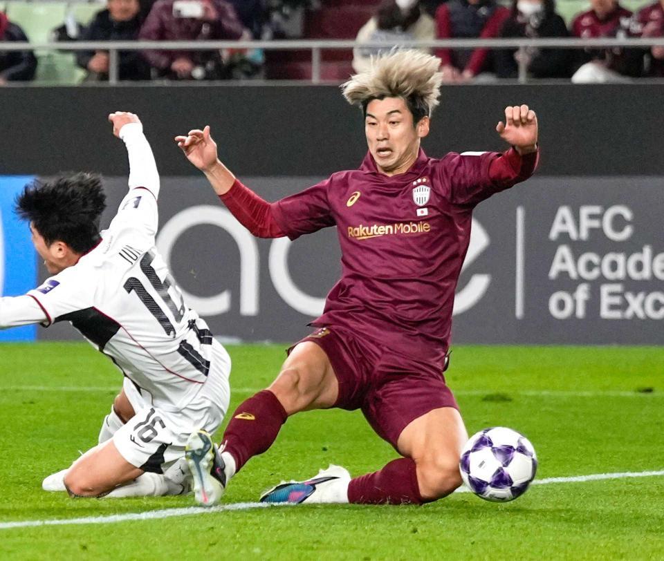 　後半、同点ゴールを決める神戸・大迫（右）