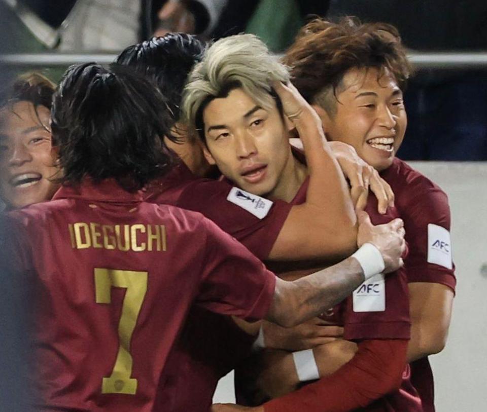 後半、同点ゴールを決めて喜ぶ大迫（右から２人目）ら