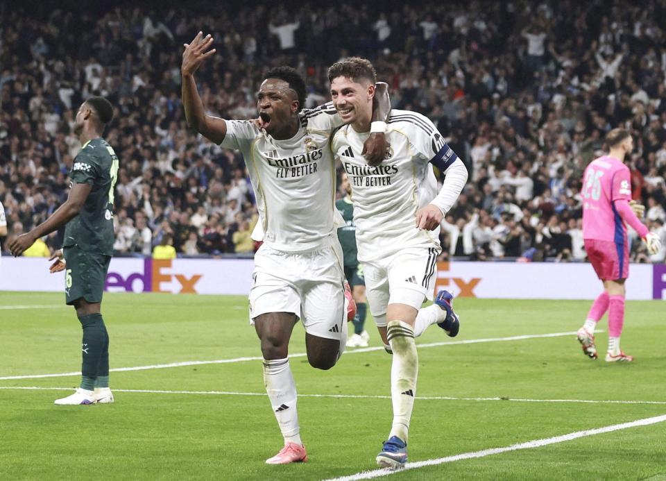 ハットトリックを達成し、駆け出すレアル・マドリードのバルベルデ。左はビニシウス（ロイター＝共同）