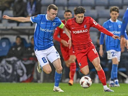 　ゲンク戦で競り合うフライブルクの鈴木唯（右）＝ゲンク（共同）