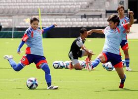 　練習でシュートを放つ長谷川（左）＝共同