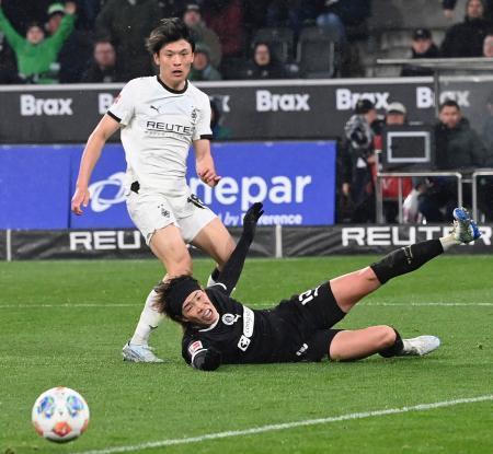 　競り合うボルシアＭＧの町野（左）とザンクトパウリの安藤＝メンヘングラッドバッハ（共同）