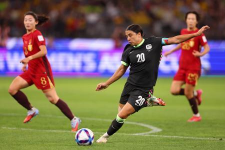 　サッカー女子アジア・カップの中国戦でシュートを打つオーストラリアのＦＷカー（中央）＝１７日、パース（ゲッティ＝共同）