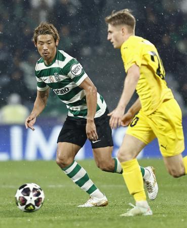 　ボデグリムト戦の後半、プレーするスポルティングの守田（左）＝リスボン（共同）