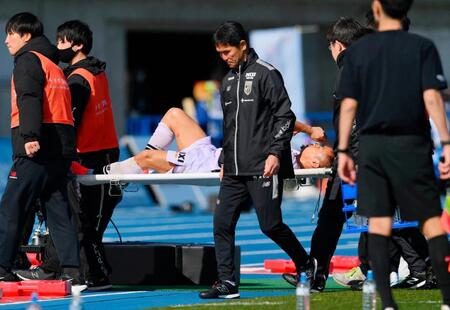 前半、担架で運ばれるＦＣ東京・長友＝１４日