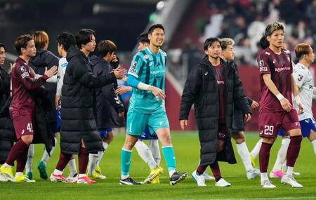 ＰＫ戦の末にＧ大阪に敗れ、厳しい表情を見せるＧＫ前川（中央）ら神戸イレブン
