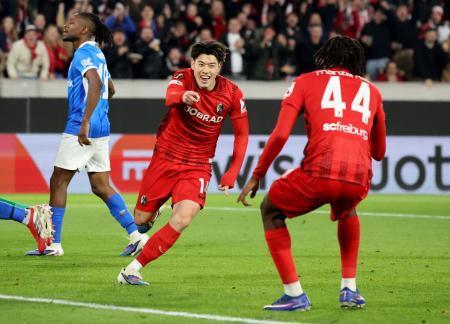 　ゲンク戦にフル出場したフライブルクの鈴木唯人（中央）＝１９日（ロイター＝共同）