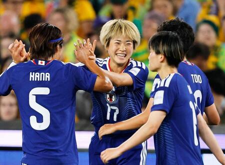 前半、先制ゴールを決め喜ぶ浜野（中央）＝共同