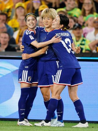 　前半、先制ゴールを決め祝福される浜野（中央）＝共同