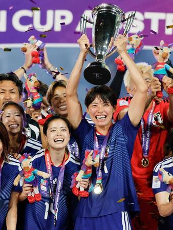 ２大会ぶり３度目の優勝を果たし喜ぶ熊谷（右）と長谷川（共同）