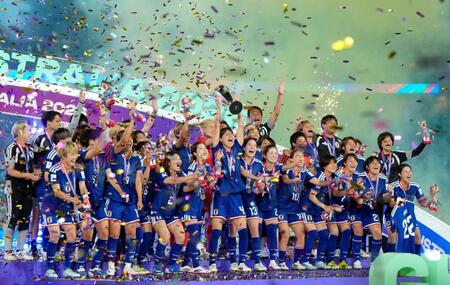 ２大会ぶり３度目の優勝を果たし大喜びの女子日本代表（共同）