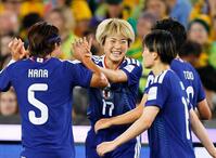 前半、先制ゴールを決め喜ぶ浜野（中央）＝共同