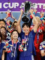 ２大会ぶり３度目の優勝を果たし喜ぶ熊谷（右）と長谷川（共同）