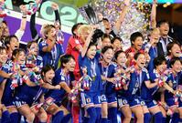 ２大会ぶり３度目の優勝を果たし大喜びの長谷川（中央）ら女子日本代表（共同）