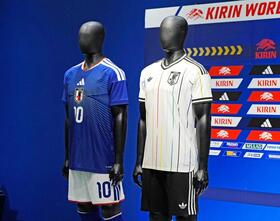 　日本サッカー協会とアディダスジャパンが発表した日本代表のアウェー用の新ユニホーム（右）