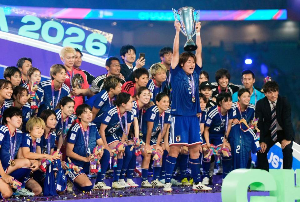 ２大会ぶり３度目の優勝を果たし喜ぶ高橋（手前）と、わざと沈黙する選手たち（共同）