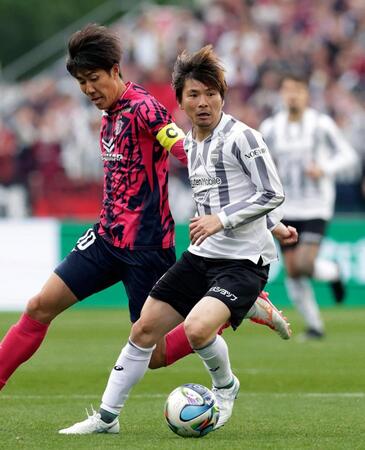 前半、攻め込む乾（手前）