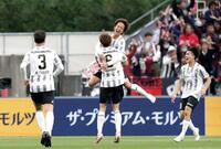 後半、同点ゴールを決め、喜ぶ日高（中央上）