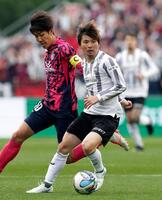 前半、攻め込む乾（手前）