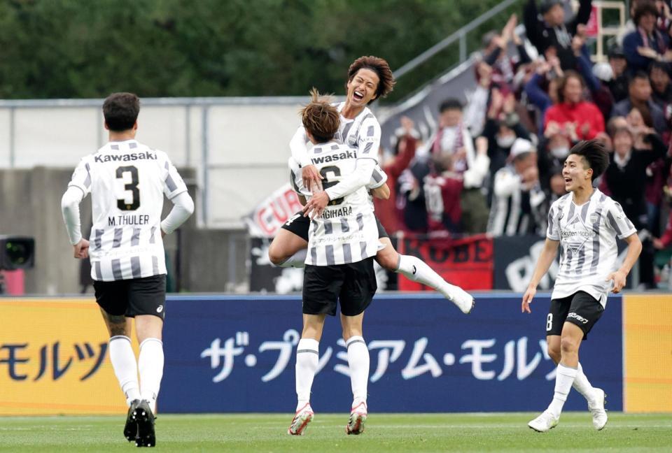 後半、同点ゴールを決め、喜ぶ日高（中央上）