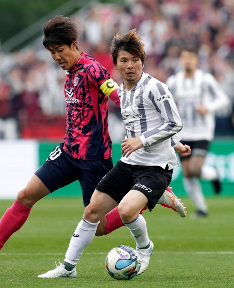 前半、攻め込む乾（手前）