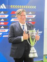 優勝トロフィーを手に撮影に応じる「なでしこジャパン」のニルス・ニールセン監督