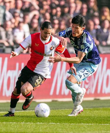 　後半、競り合うアヤックスの冨安（右）＝共同