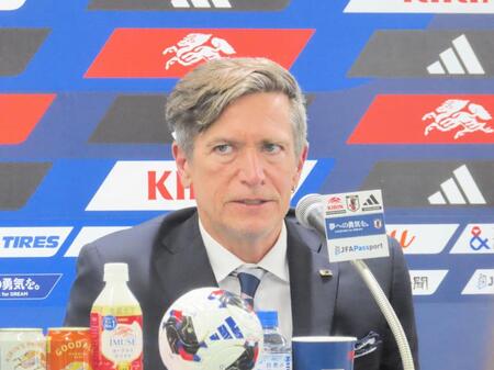 都内でアジア杯優勝報告会見を行ったなでしこジャパンのニルス・ニールセン監督