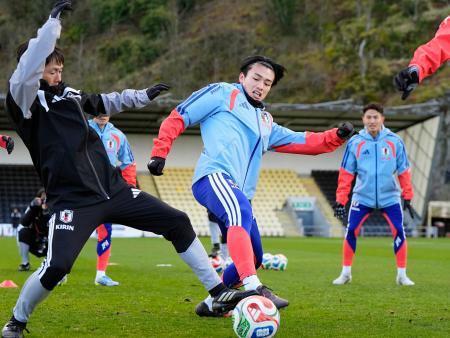 　スコットランド戦に向け調整する上田（手前右）ら＝ダンバートン（共同）