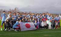 　現地の日本人らと写真に納まる選手たち（共同）