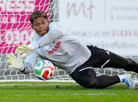 　スコットランド戦に向け調整するＧＫ鈴木彩（共同）