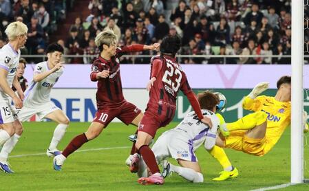 　勝ち越しゴールを決める神戸の大迫（撮影・鈴木雅之）