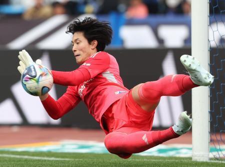 　町田-川崎　ＰＫ戦で川崎４人目のキックを止める町田・ＧＫ谷＝Ｇスタ