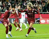 　後半、ゴールを決めて喜ぶ神戸・大迫