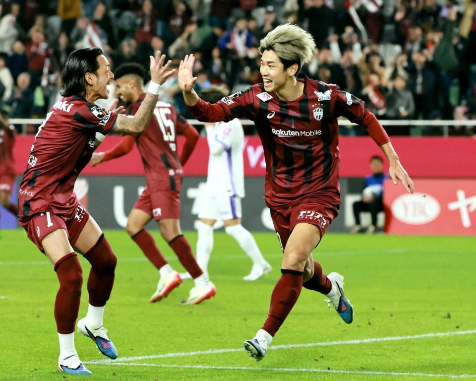 　後半、ゴールを決めて喜ぶ神戸・大迫