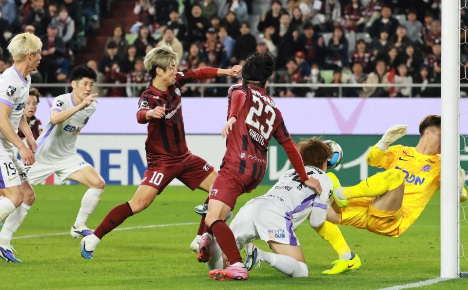 　勝ち越しゴールを決める神戸の大迫（撮影・鈴木雅之）